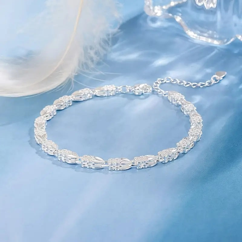 Lykkeamulett: Sølvfarget Kløverbånd for Damer