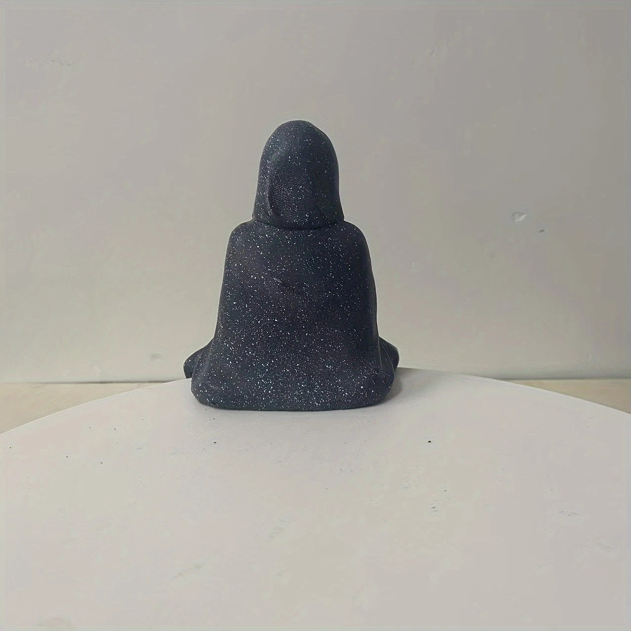 Mystisk Mester i Svart – Gotisk Figur i Resin