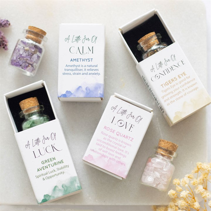 Jar av Selvtillit Tigerøye Krystall i en Fyrstikkeske