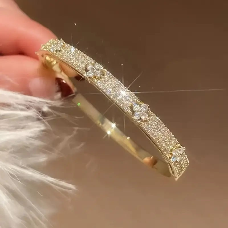 Elegant Four-Leaf Clover Design 18K Gold Plated Cubic Synthetic Zirconia Bracelet.