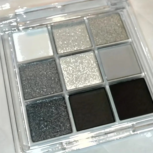 Smoky Metal Silver Eyeshadow Palette